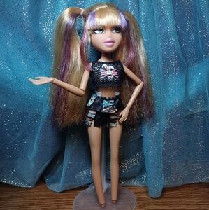 Bratz Doll - Twisty Style Yasmin